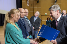 Rektor PRz wręcza nagrodę dr hab. Teresie Piecuch, prof. PRz