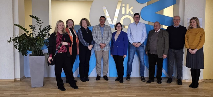 Zdjęcie grupowe dziewięciu uczestników International Week. Pierwsza z lewej dr A. Migała-Warchoł, 