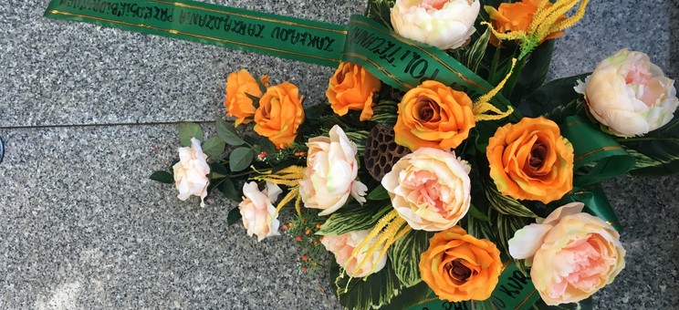 Na zdjęciu wiązanka kwiatów od ZZP, złożona na grobie profesora w rocznicę jego śmierci,