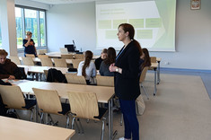 Na zdjęciu studenci podczas pracy w grupach, na pierwszym planie dr J. Grześ-Bukłaho, fot. J. Stec-Rusiecka