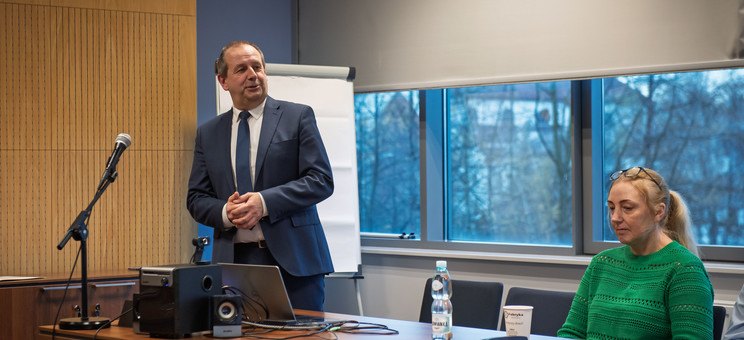 Otwarcie seinarium przez dr inż. Dariusza Wyrwę. Pierwsza z prawej dr hab. Teresa Piecuch, prof PRz, fot. A. Surowiec