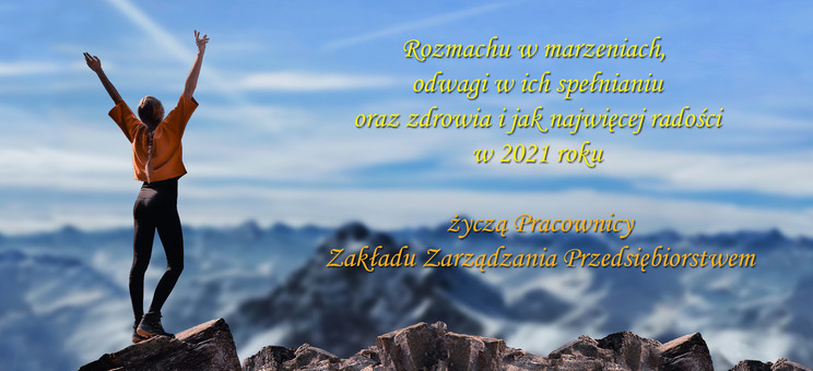 Po prawej na zdjęciu kobieta stojąca na górskim szczycie, widziana od tyłu, z rękami podniesionymi w geście zwycięstwa, nad nią z prawej strony tekst życzeń (treść dostępna pod grafiką w formie tekstowej),