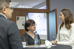 Dwie kobiety i mężczyzna dyskutujący podczas przerwy kawowej,