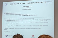 Slajd z uczestnikami sesji plenarnej, zdj. autorstwa uczestniczki