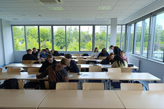 Na zdjęciu studenci podczas pracy w zespołach, fot. J. Stec-Rusiecka