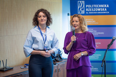Na zdjęciu dwie kobiety - z prawej dziekan WZ, dr hab. B. Zatwarnicka-Madura, prof. PRz, otwierająca konferencję, fot. Arkadiusz Surowiec