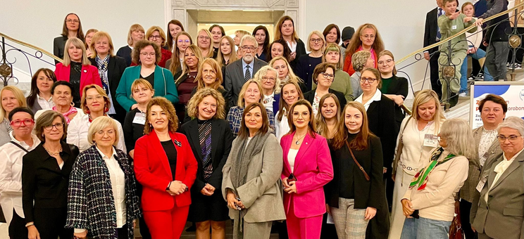 Zdjęcie zbiorowe uczestników konferencji na schodach. Czwarta z prawej dr Aldona Migała-Warchoł,