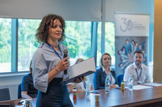 Prowadząca konferencję Karolina Rzeszut, fot. Arkadiusz Surowiec