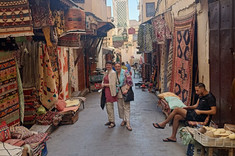 Dr hab. Teresa Piecuch, prof. PRz (z prawej) w towarzystwie ... podczas zwiedzania starówki, zdj. z zasobów własnych