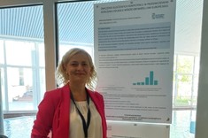 Dr Jolanta Stec-Rusiecka na tle swojego posteru, zdj. własne