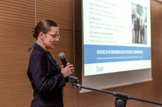 Grafika przedstawia dr inż. Marzenę Jankowską-Mihułowicz podczas wystąpienia na Konferencji Naukowej