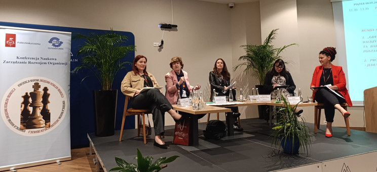 Panel dyskusyjny z udziałem prof. PRz K. Khorrami: na zdjęciu pięć kobiet (prof. K. Khorrami siedzi pierwsza z lewej), zdj. J. Stec-Rusiecka