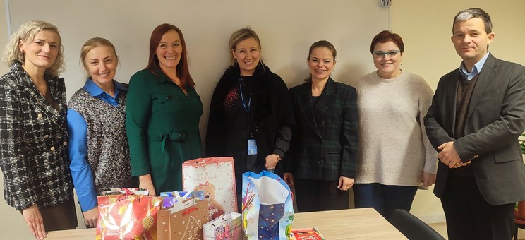 Pracownicy ZZP z prezentami mikołajkowymi