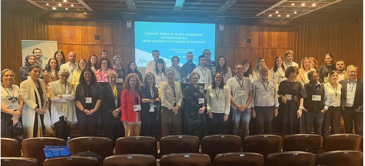 Zdjęcie zbiorowe uczestników, w tle slajd z tytułem konferencji, zdjęcie z materiałów własnych uczestniczki