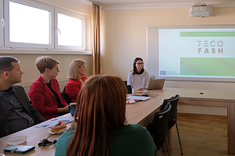 Czworo uczestników szkolenia oraz prowadząca, p. Joanna Bać. Na ekranie wyświetlony slajd tytułowy z projektu "TECO FASH", fot. udostępniona przez CWEP