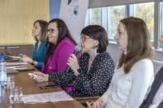 Na zdjęciu cztery kobiety przy stole prezydialnym, 