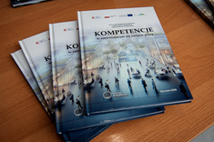 Kilka egzemplarzy książki projektowej pt. Kompetencje w zmieniającym się świecie pracy, fot. A. Surowiec