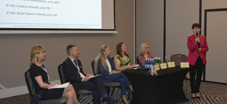 Sześcioro uczestników sesji naukowej podczas dysusji, trzecia z prawej dr hab. Krystyna Kmiotek,