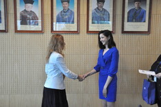 Dziekan Wz, dr hab. B. Zatwarnicka-Madura, prof. PRz wręczająca nagrodę mgr N. Pszonce, zdj. B. Motyka, W. Mazur