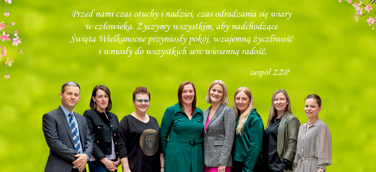 Zdjęcie zbiorowe członków ZZP na wiosennym tle, 
