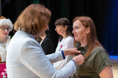 Wręcznie Srebrnego Medalu za Długoletnią Służbę prof. Krystynie Kmiotek,