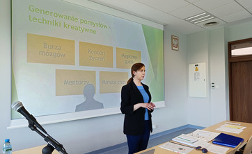 Na zdjęciu od lewej: dr J. Grześ-Bukłaho wyjaśniająca studentom zasady gry, fot. J. Stec-Rusiecka