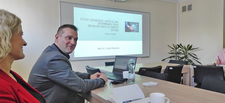 Na zdjęciu z lewej mgr inż. J. Chudzicki, z prawej dr J. Stec-Rusiecka, w tle na ścianie slajd z tytułem pracy doktorskiej