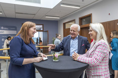 Trzy osoby rozmawiające podczas przerwy kawowej, pierwsza z lewej prof. Krystyna Kmiotek,