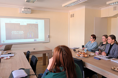 Cztery cuczestniczki szkolenia siedzące dookoła ekranu, na którym wyświetlono dane dotyczące projektu "Librares of things Europe", fot. udostępniona przez CWEP