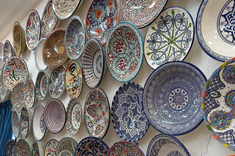 Tradycyjna marokańska porcelana wyrabiana w Fezie,