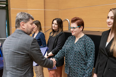 Dyplom odbiera dr Iwona Oleniuch, fot. Arkadiusz Surowiec