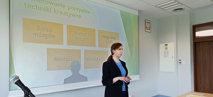 Na zdjęciu od lewej: dr J. Grześ-Bukłaho wyjaśniająca studentom zasady gry, fot. J. Stec-Rusiecka