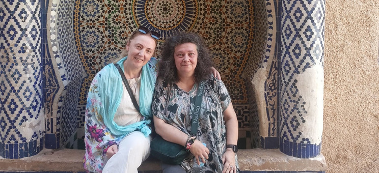 Od lewej dr hab. Teresa Piecuch, prof. PRz i dr Katarzyna Chudy-Laskowska, w tle tradycyjna mozaika, zdj. ze zbiorów własnych