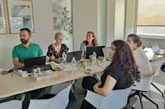 Pięcioro uczestników podczas spotkania, pierwsza z prawej prof. K. Kmiotek, druga dr J. Stec-Rusiecka,