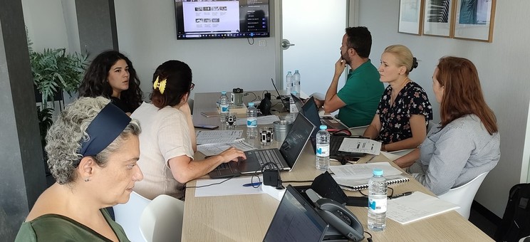 Sześciowo uczestników podczas spotkania, pierwsza z prawej prof. K. Kmiotek, druga dr J. Stec-Rusiecka,