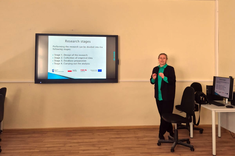 Na zdjęciu dr A. Migała-Warchoł podczas wygłaszania wykładu dla studentów,  