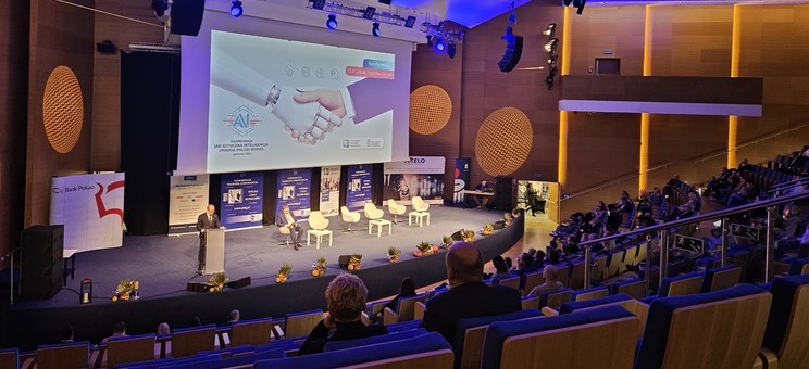 Widok na scenę podczas jednego z wystąpień w trakcie konferencji,