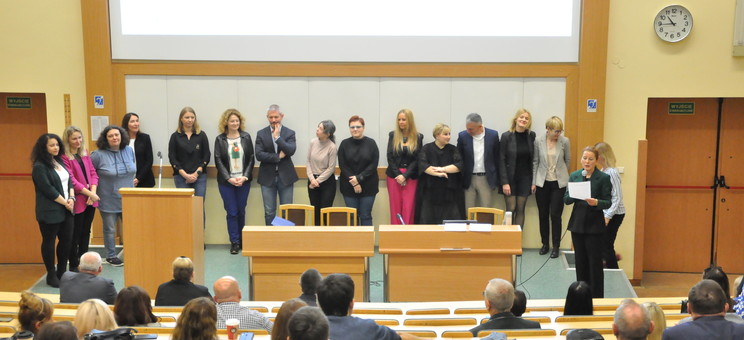 Wyróżnieni pracownicy w towarzystwie dziekan WZ, fot. Witold Mazur