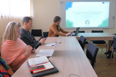 Na zdjęciu prowadzący prezentację oraz pracownicy ZZP, testujący wersję mobilną platformy projektowej, zdj. Danmar Computers