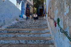 Dr hab. Teresa Piecuch, prof. PRz na schodach na starówce w Fezie, zdj. z zasobów własnych