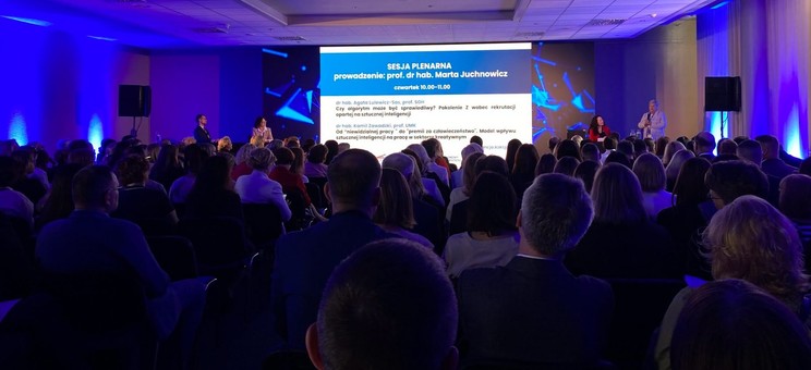 Widok na salę konferencyzjną podczas sesji plenarnej, źródło: profil organizatora na FB