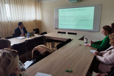 Na zdjęciu po lewej stronie dr inż. T. Piróg, na ścianie frontowej wyświetlony slajd z celem i zakresem dysertacji, fot. organizatorzy