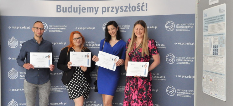 Czworo laureatów konkursu - druga od prawej mgr Natalia Pszonka, zdj. B. Motyka, W. Mazur