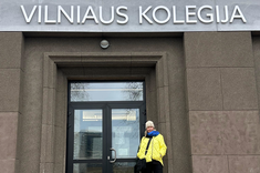 Na zdjęciu dr A. Migała-Warchoł na tle budynku Uniwersytetu Wileńskiego, 