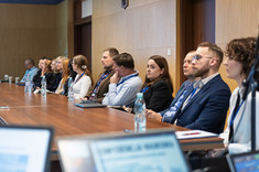Na zdjęciu 15 osób uczestniczących w konferencji, 