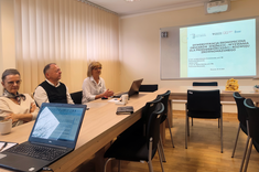 Na zdjęciu prof. Z. Kołoszko-Chomentowska podczas prezentacji, w tle na ścianie slajd z wystąpienia, 