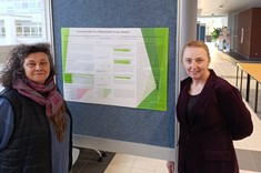 Dr hab. T. Piecuch (z prawej) i dr K. Chudy-Laskowska stojąe przy posterze z wynikami swoich badań, fotografia ze zbiorów własnych uczestniczek