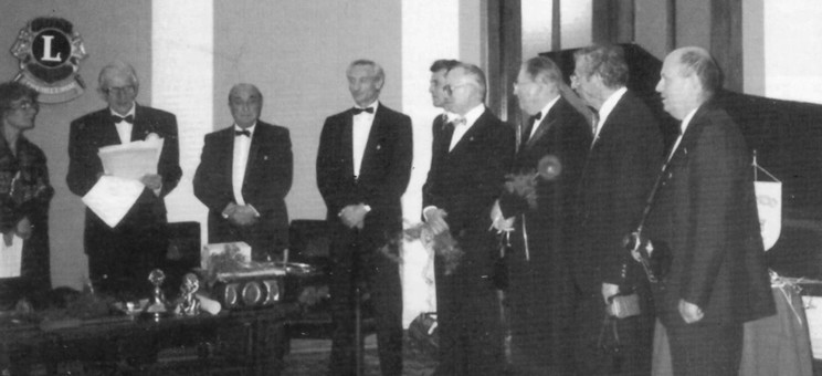 Profesor Jerzy Kurnal (drugi od lewej) występujący w roli członka założyciela Lions Club Warszawa Centrum, 21 kwietnia 1989 r., Hotel Europejski w Warszawie. 