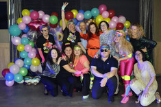 Zdjęcie 12 osób podczas integracji "Italo Disco - lata 80-te". Na środku w górnym rzędzie prof. PRz K. Khorrami, źródło: strona internetowa organizatora