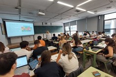 Dr J. Stec-Rusiecka podczas prowadzenia zajęć dla studentów,